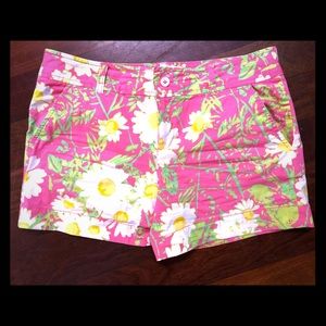 Size 6 Lilly Pulitzer Pink Daisy shorts.